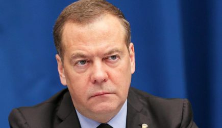 Ракеты и танки у России не закончились — Медведев