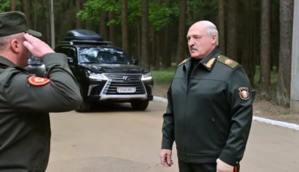 Слухи о смертельной болезни и перебинтованная рука: что случилось с Лукашенко