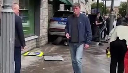 В центре Москвы полицейская машина вылетела на тротуар и попала на видео