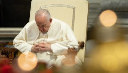 Папа Римский устал, вчера у него был очень напряженный день