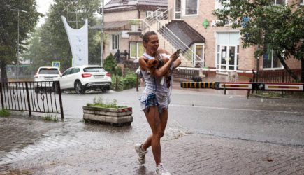 В Сочи все пляжи закрыли из-за шторма