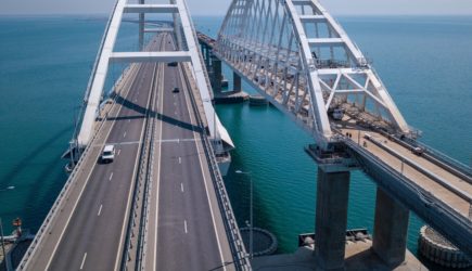 Хуснуллин: в течение двух часов будет принято решение об открытии движения на Крымском мосту