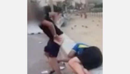 Турист испражнился на лицо спящего мужчины на курорте Европы и попал на видео