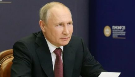 Путин сорвал овации шуткой о жене