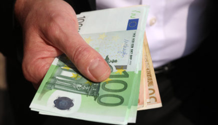 Евро выше 100 рублей на бирже впервые с 7 декабря