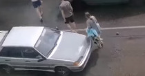 В России женщина бегала по улице с трупом ребенка