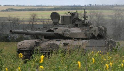 В зоне СВО заметили экранированный Т-90М