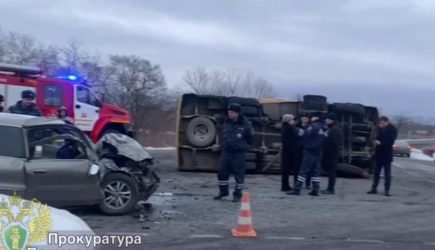 Шесть детей и водитель пострадали в ДТП со школьным автобусом в Приморье