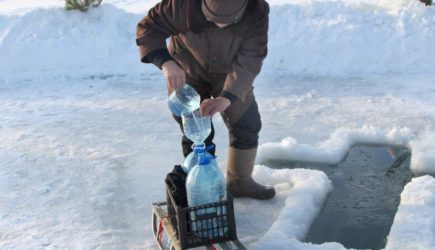 Крещенская вода: как ее набрать, хранить и использовать