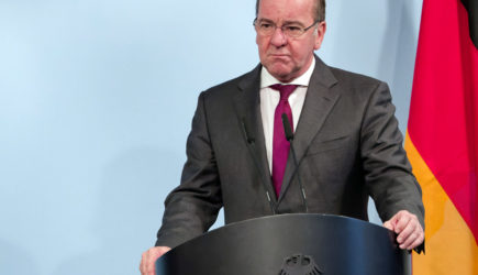 Глава Минобороны Германии предупредил о вероятности войны с Россией