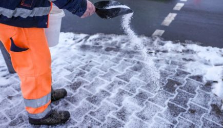 Что нужно делать, чтобы избежать травм на льду зимой