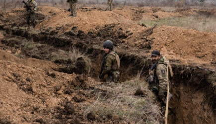 Траншеи с мертвецами: СМИ рассказали об окопной жизни ВСУ