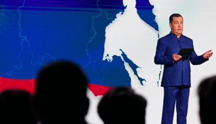 Медведев очертил границы России, которые шире географических