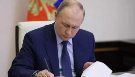 Путин подписал закон о повышенной пенсии для прабабушек и прадедушек