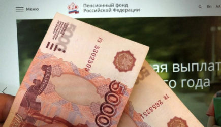 Россиянам решили выдать по 12 000 рублей от СФР в марте. Названа дата прихода денег на карту