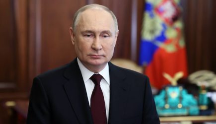 Медведев поздравил Путина с победой на выборах