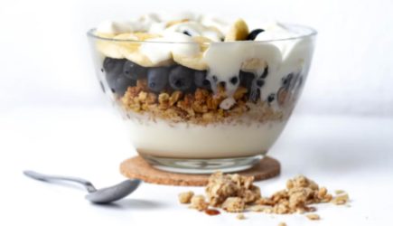 DailyMail: из рациона лучше убрать исключить гранолу и йогурты