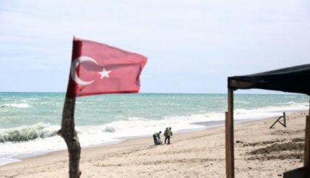 СМИ Турции: почему россияне бежали в Анталию, а теперь покидают ее