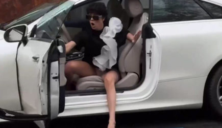 Женщина хотела эффектно выйти из авто: курьезный момент попал на видео