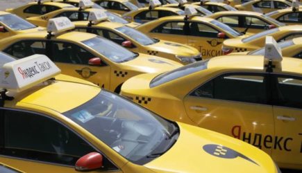 И снова «Яндекс», снова русофобия: таксистов штрафуют за флаг России — Readovka