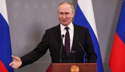 Путин признался, что ему шептали награждаемые на ухо
