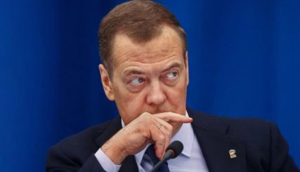 Медведев предсказал покушение на Зеленского: попытаются убить, как Гитлера