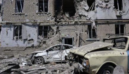 ВСУ ударили французскими ракетами по пригороду Луганска. Горит жилой дом