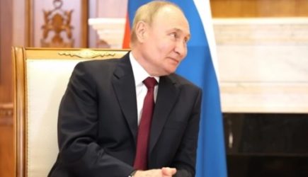 Путин назвал справедливым решение об индексации пенсий работающим пенсионерам