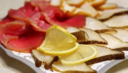 Трихолог назвала помогающие при выпадении волос продукты