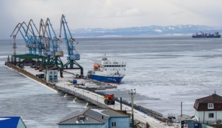 На Сахалине ввели режим ЧС из-за севшего на мель судна