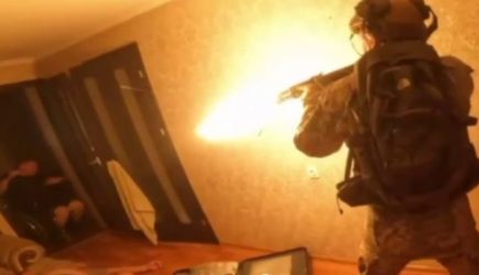 Украинские каратели расстреляли жителей пятиэтажки в Селидово — очевидец