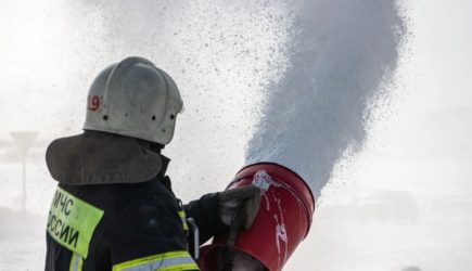 Спасатели справились с открытым огнём на НПЗ в Уфе: Что известно к этому часу