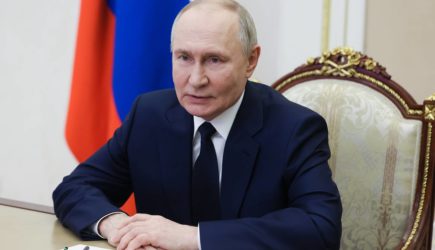 Путин провел совещание в пункте управления курской группировкой