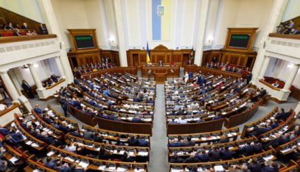 В Верховной Раде разгорелся скандал из-за продления военного положения