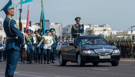 Дрон попросил жительницу Астаны закрыть окно во время парада в честь Дня Победы