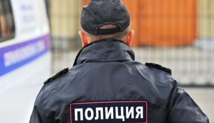Висящую на заборе у бара девушку нашли в российском городе