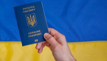 Находящимся за рубежом украинцам дали две недели, чтобы забрать загранпаспорта