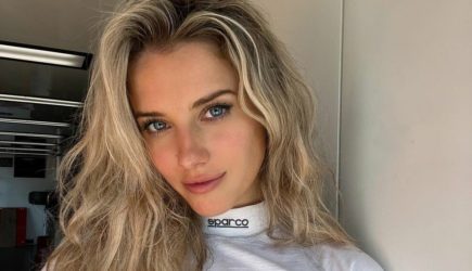 &#171;Самая сексуальная автогонщица в мире&#187; распахнула халат для фото