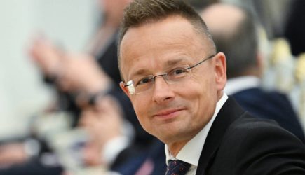 Сийярто постеснялся дам на ПМЭФ