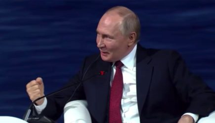 Жест Путина на ПМЭФ перепугал арабского модератора