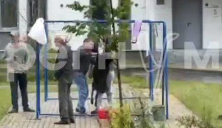 Освежевавшие барана на детской площадке в Москве мигранты поплатятся выселением
