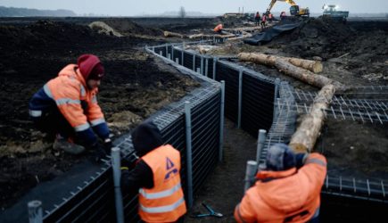 На Украине возведение фортификаций в Сумской области описали словом «разворовывались»