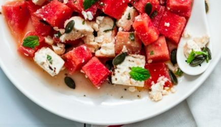 Готовить пять минут: вкуснейший рецепт летнего салата с арбузом