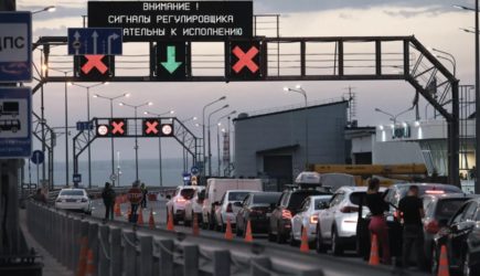 Более 1000 машин стоят в пробке перед Крымским мостом