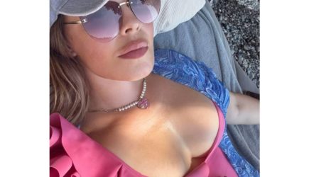 58-летняя Екатерина Андреева показала на камеру откровенное декольте