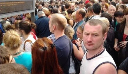 Неприятные летние запахи уходят из транспорта — россияне полюбили мыться