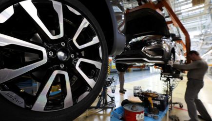 Россияне ринулись скупать «залежавшиеся» Lada и «Москвичи»