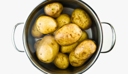 Воду после варки картофеля выливать нельзя. Она пригодится &#8212; гениальные хитрости