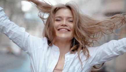 Звезда сериала &#171;СашаТаня&#187; выставила полностью голое фото из ванны