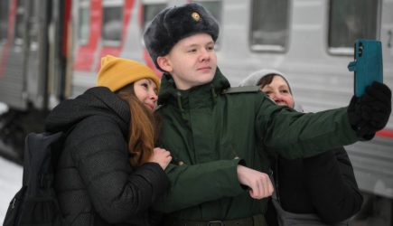 В России 1 октября начнется осенний призыв. Впервые будут массово вручать электронные повестки. Что нужно знать?